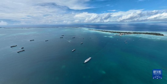 7月22日，中國海軍“和平方舟”號(hào)醫(yī)院船結(jié)束基里巴斯訪問，駛離塔拉瓦港。新華社發(fā)（桂江波 攝）