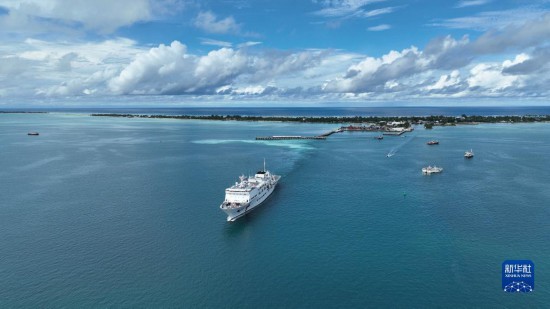 7月22日，中國海軍“和平方舟”號(hào)醫(yī)院船結(jié)束基里巴斯訪問，駛離塔拉瓦港。新華社發(fā)（桂江波 攝）