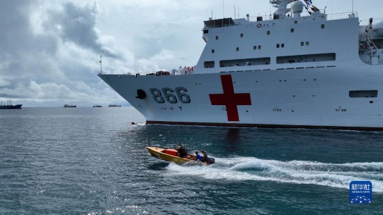 7月22日，中國海軍“和平方舟”號(hào)醫(yī)院船駛離塔拉瓦港途中，基里巴斯當(dāng)?shù)孛癖婑{船揮手告別。新華社發(fā)（桂江波 攝）