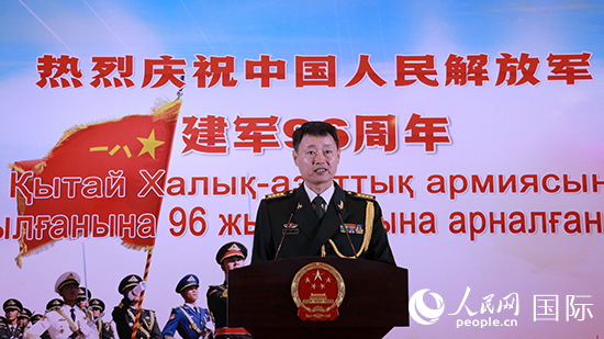 國防武官胡德君大校發(fā)表致辭。人民網(wǎng)記者 李強(qiáng)攝