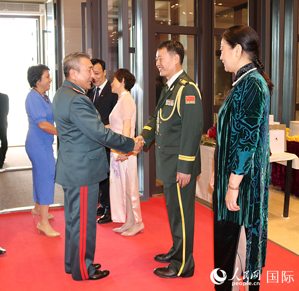 國防武官胡德君大校迎接賓客。人民網(wǎng)記者李強(qiáng)攝