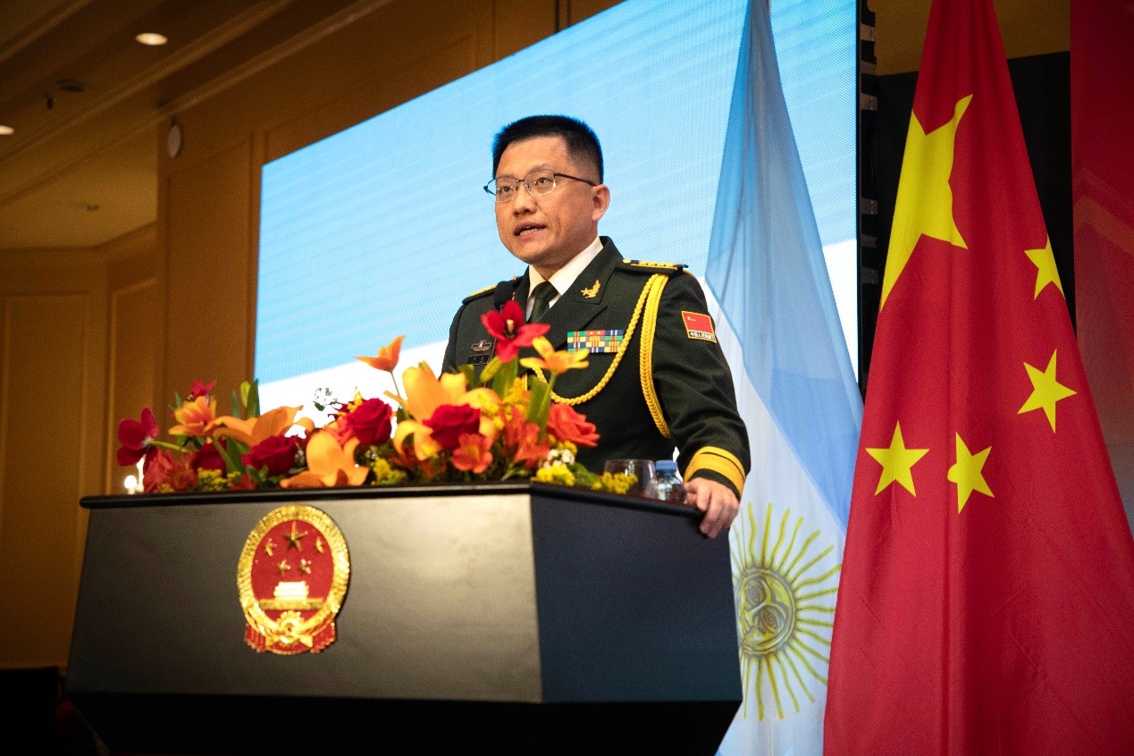 中國(guó)駐阿根廷大使館武官劉淼大校致辭。中國(guó)駐阿根廷大使館供圖