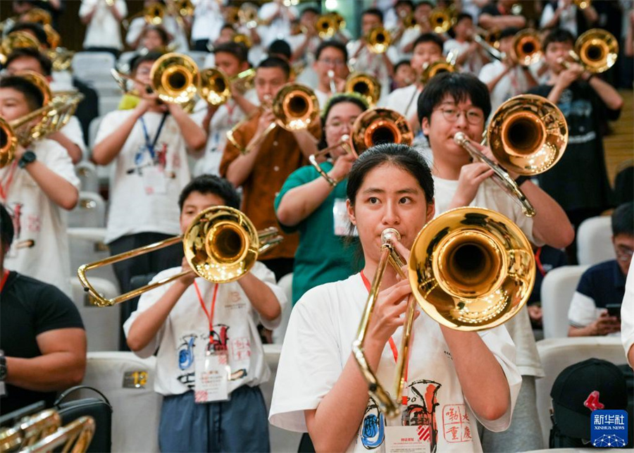 8月1日，在第九屆中國國際低音銅管藝術(shù)節(jié)的一場公益大師課上，低音銅管樂器愛好者在練習長號。新華社記者 劉潺 攝