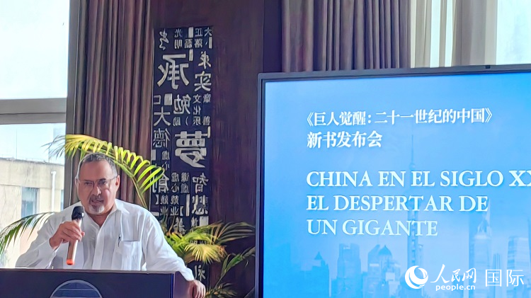 羅德里格斯博士現(xiàn)場介紹著作。吳志華攝