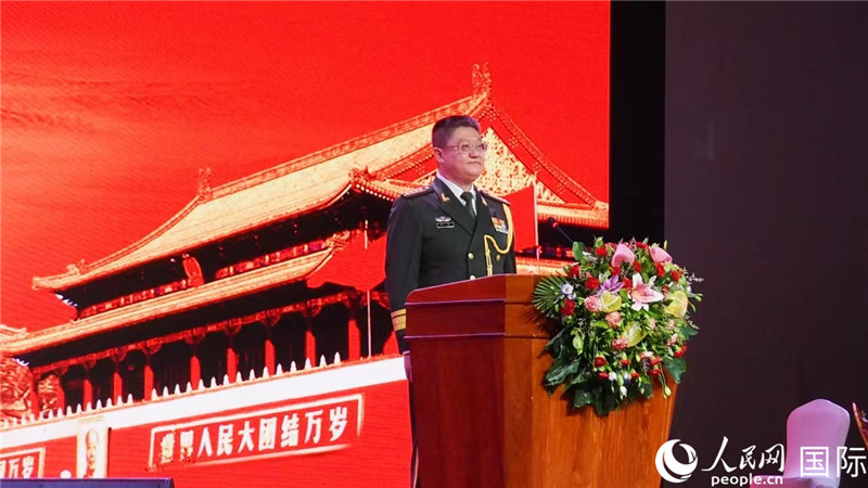 圖為中國(guó)駐老撾大使館國(guó)防武官李兵大校致辭。人民網(wǎng)記者 孫廣勇攝