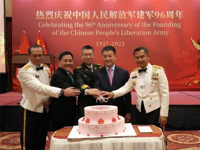 圖為陸慷大使與印尼貴賓共切生日蛋糕。中國駐印度尼西亞使館供圖