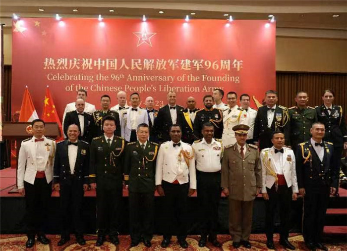 圖為徐勝武官與參加招待會(huì)的各國武官、武官處代表合影。中國駐印度尼西亞使館供圖