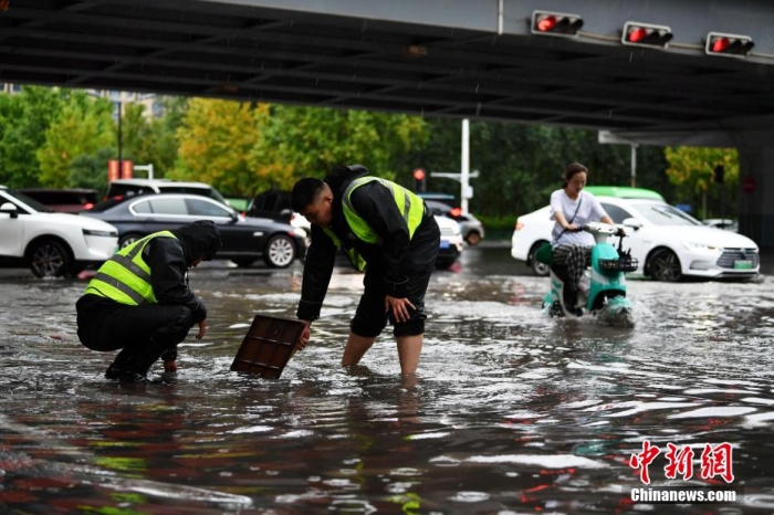 7月30日，河北省持續(xù)發(fā)布暴雨紅色預(yù)警信號(hào)。受今年第5號(hào)臺(tái)風(fēng)“杜蘇芮”殘余環(huán)流影響，7月28日以來，地處華北地區(qū)的河北省大部出現(xiàn)降雨。30日17時(shí)，該省氣象臺(tái)發(fā)布當(dāng)日第三次暴雨紅色預(yù)警信號(hào)。石家莊市城區(qū)不少區(qū)域積水嚴(yán)重，城管、環(huán)衛(wèi)、園林、市政等部門緊急出動(dòng)，聯(lián)合疏堵保暢，筑牢防汛安全屏障。圖為石家莊裕華區(qū)城管局防汛隊(duì)員對(duì)沿街收水井進(jìn)行雜物清理，以保證排水暢通。翟羽佳 攝
