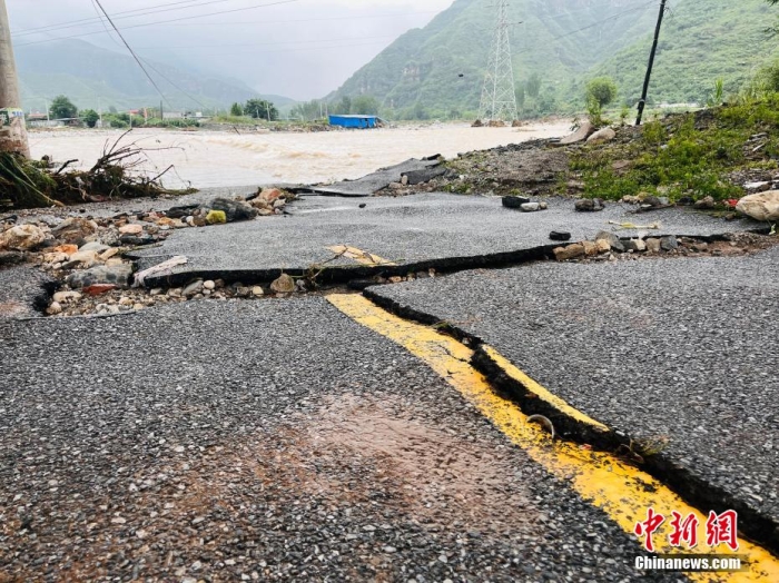 受臺風(fēng)“杜蘇芮”影響，7月29日至8月1日，河北省淶水縣普降暴雨，持續(xù)強降雨和強風(fēng)天氣引發(fā)洪水險情。連日來，當(dāng)?shù)亟M織數(shù)千人搶險救援隊伍，集中力量加快排水、清理路面、救援拋錨車輛、搶修倒伏電線桿等工作。8月1日，方便面、飲用水、火腿腸、面包等首批調(diào)撥救災(zāi)物資送抵救災(zāi)一線，并于當(dāng)天發(fā)放到受災(zāi)群眾手中。目前，淶水縣受損交通、電力、通信等基礎(chǔ)設(shè)施正在加緊搶修，山區(qū)受困人員已分批轉(zhuǎn)移，各項搶險救災(zāi)工作正在有序進行中。圖為淶水縣婁村鎮(zhèn)南安莊村被洪水沖毀的路面。(文/呂子豪 楊猛)李金璐 攝