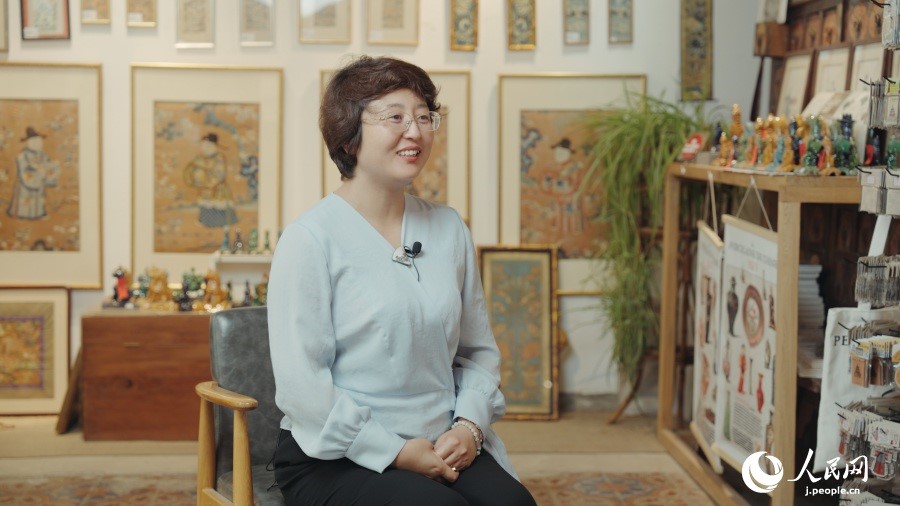 圖為瓷器修復藝術家王京。人民網(wǎng)記者 張若涵攝