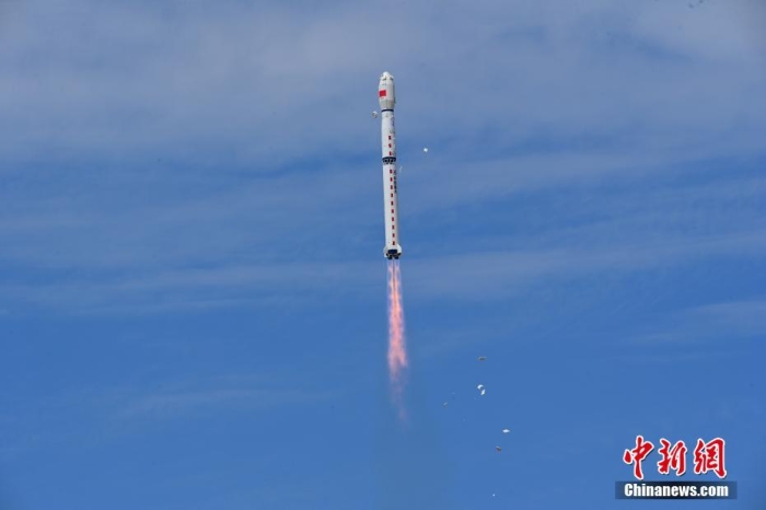 8月3日11時47分，中國在酒泉衛(wèi)星發(fā)射中心用長征四號丙遙四十四運載火箭，成功發(fā)射風(fēng)云三號06星，衛(wèi)星順利進(jìn)入預(yù)定軌道，任務(wù)取得圓滿成功。該衛(wèi)星將接替在軌超期服役的風(fēng)云三號C星，探測數(shù)據(jù)主要用于天氣預(yù)報、大氣化學(xué)和氣候變化監(jiān)測業(yè)務(wù)及研究。汪江波 攝