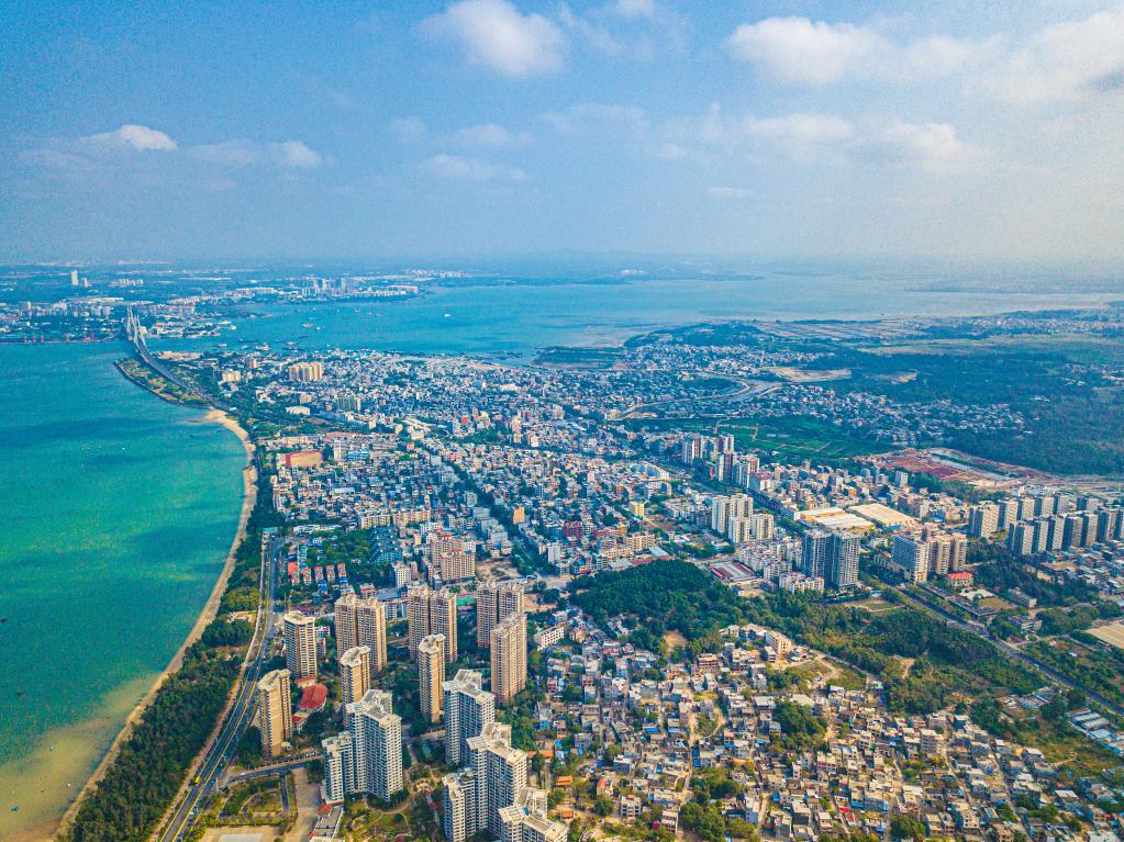 這是海南自貿港重點園區(qū)——洋浦經濟開發(fā)區(qū)所在的環(huán)新英灣地區(qū)（無人機照片，2023年2月26日攝）。新華社記者 蒲曉旭 攝