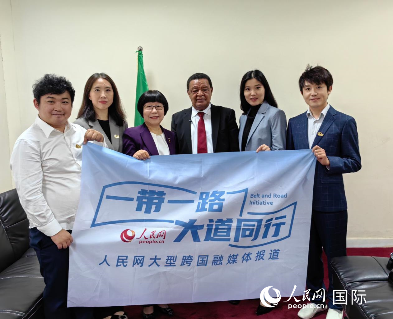穆拉圖·特肖梅與人民網(wǎng)記者合影。