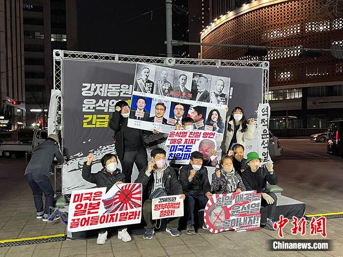 資料圖：韓國公民團體聯盟在首爾廣場舉行燭光守夜活動。