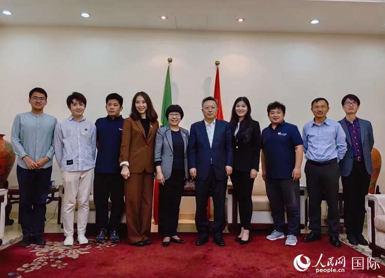 趙志遠大使（右五）、使館工作人員與人民網(wǎng)記者合影。