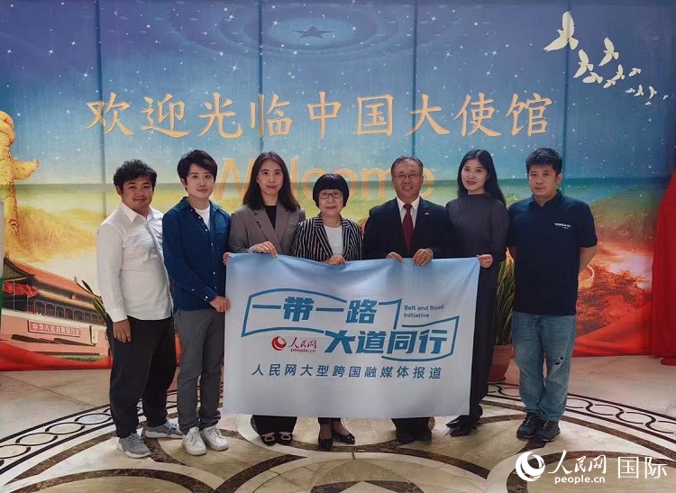 崔建春大使（右三）與人民網(wǎng)記者合影。