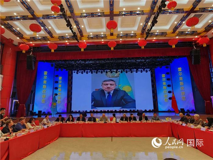 哈外交部駐阿拉木圖副代表拉伊莫夫視頻致辭。人民網(wǎng)記者 李強(qiáng)攝