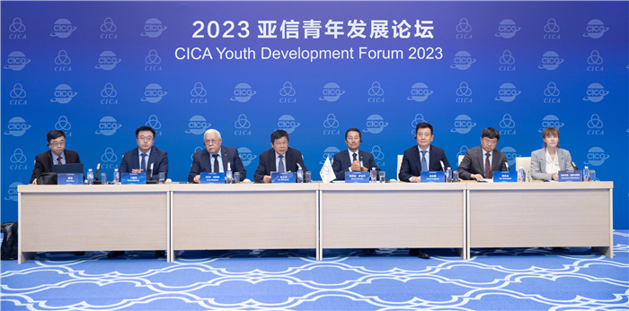 2023亞信青年發(fā)展論壇嘉賓發(fā)言現(xiàn)場。人民畫報供圖