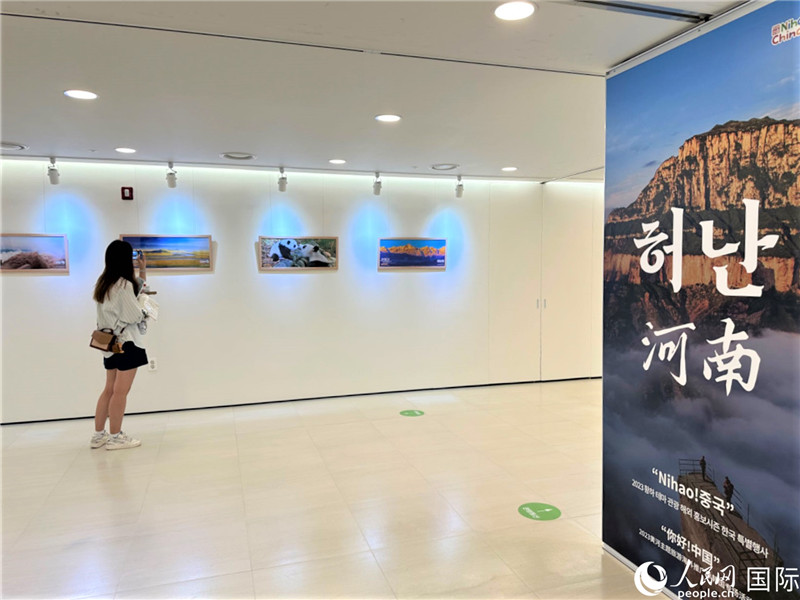 2.民眾參觀“看九曲黃河 聽華夏故事”主題展。人民網(wǎng)記者 馬菲攝