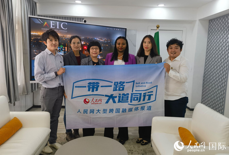 萊利斯（右三）、埃塞投資委中國(guó)投資顧問(wèn)萬(wàn)巧云（左二）與人民網(wǎng)記者合影。