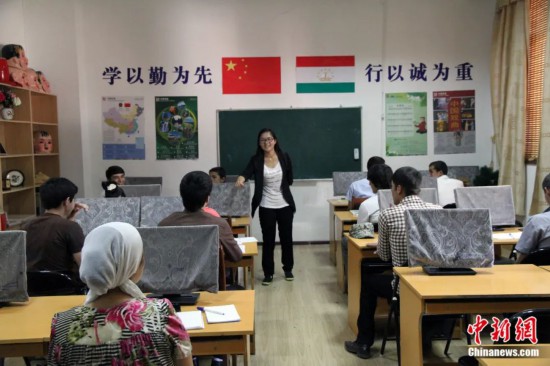2014年，塔吉克斯坦國立民族大學的孔子學院內，教師正在為塔吉克斯坦學生授課。田冰 攝