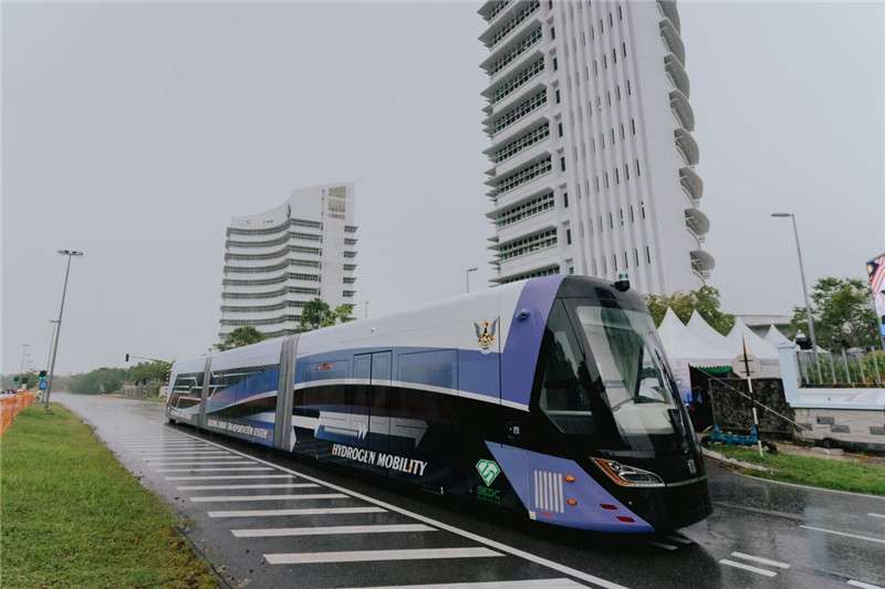 9月6日下午，由中車株洲所自主研發(fā)制造的全球首輛氫能源智軌電車正式亮相馬來西亞砂拉越州古晉市。中車株洲所供圖