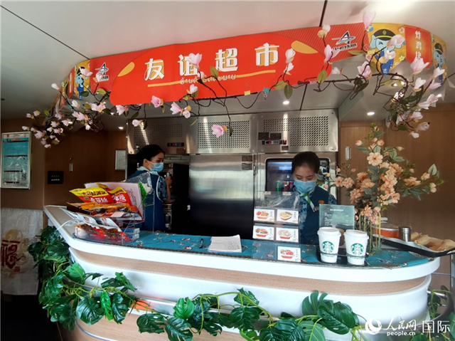 中老鐵路國際旅客列車?yán)锏摹坝颜x超市”。人民網(wǎng) 杜明明攝