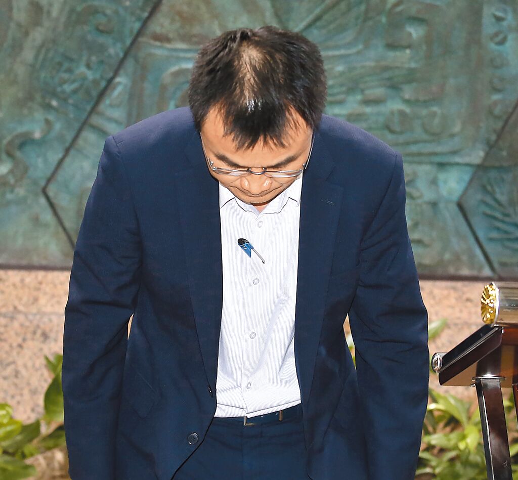 臺農(nóng)業(yè)部門負責(zé)人陳吉仲19日傍晚舉行記者會說明項目進口雞蛋議題，當日晚間8點在臉書上宣布辭職。 圖片來源：臺灣“中時新聞網(wǎng)”