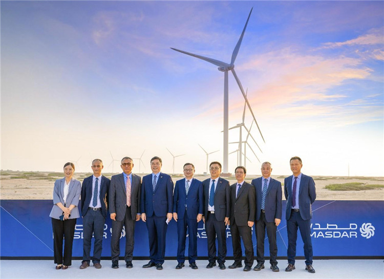 中方建設者在風電場合影。中國電建供圖