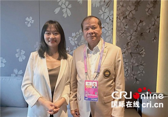 　　△柬埔寨國家奧委會主席、柬埔寨亞運代表團團長唐坤（右）接受記者采訪