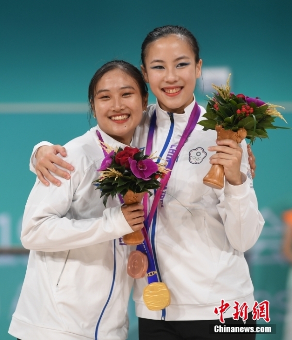10月7日，杭州第19屆亞運會輪滑項目女子花樣輪滑單人滑長節(jié)目決賽在錢塘輪滑中心舉行。結合短節(jié)目決賽成績，中國臺北選手洪筱晴(左)以94.38分的總成績奪得女子花樣輪滑單人滑冠軍，中國臺北選手張致如(右)獲得季軍。<a target='_blank' href='/'><p  align=
