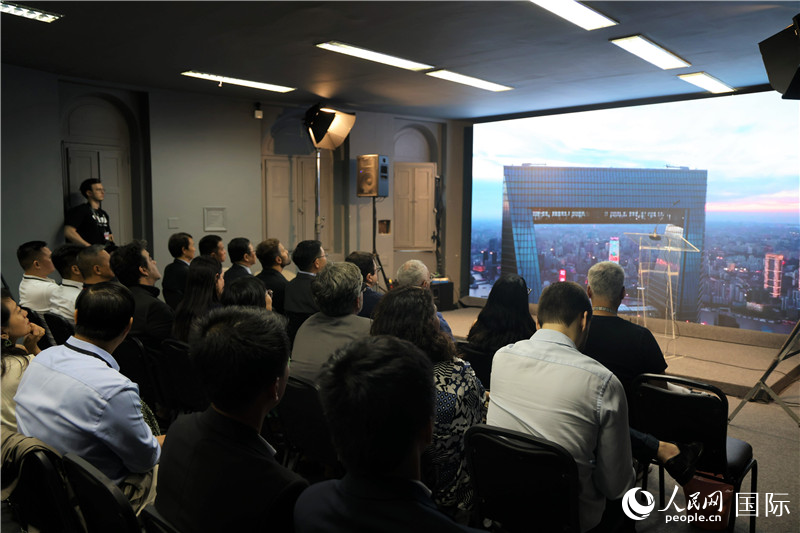 與會嘉賓在現(xiàn)場觀看“中國影視作品展播季”活動宣傳片。人民網(wǎng)記者 時元皓攝