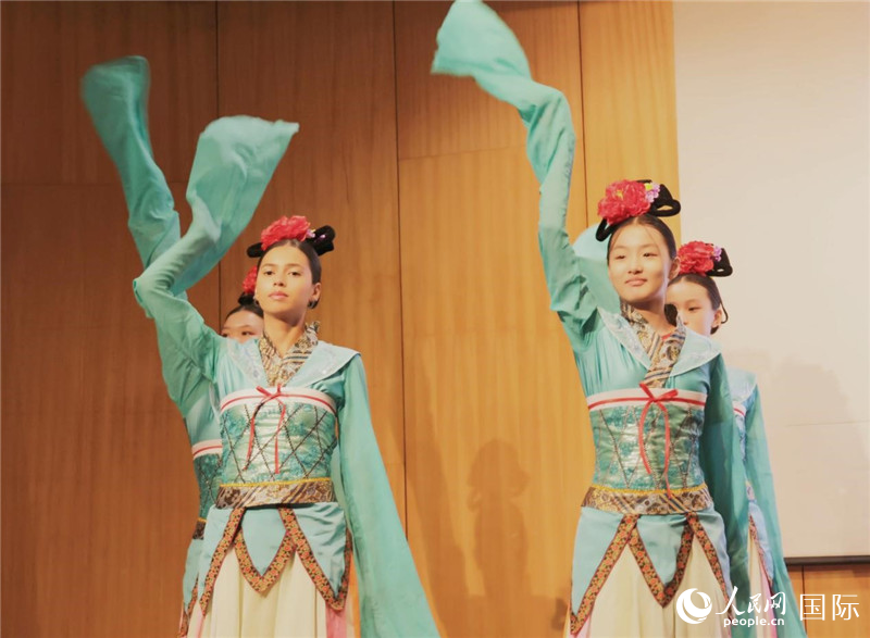 兩國文化志愿者共同表演中國傳統(tǒng)舞蹈。人民網(wǎng)記者 陳海琪攝