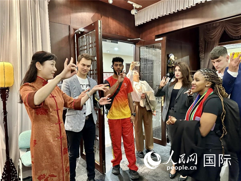 國際民間人士代表團(tuán)參觀古北市民中心昆曲教室。人民網(wǎng)記者 周雨攝