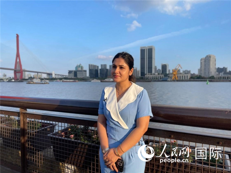孟加拉國Channel24電視頻道主持人伊斯拉特·阿敏在上海市楊浦濱江接受采訪。 人民網(wǎng)記者 張榮攝