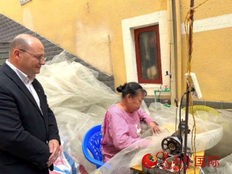 馬耳他瑪格麗特中學“中國角”教師馬丁·阿佐帕迪在福建省寧德市下歧村參觀。人民網(wǎng)記者 周雨攝