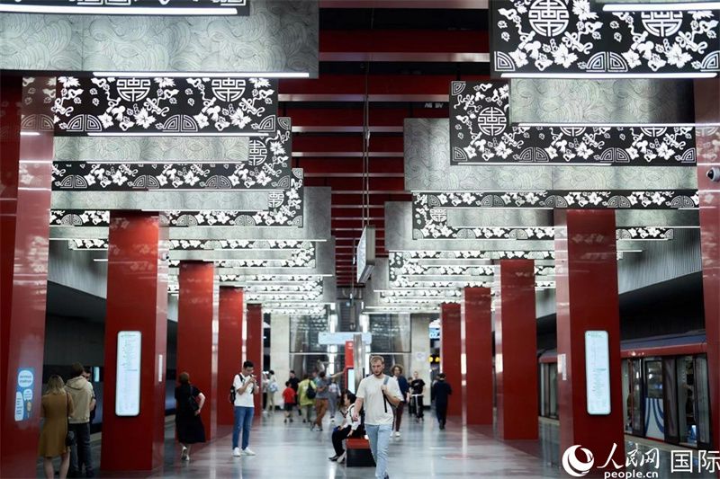 莫斯科米丘林大街地鐵站洋溢著濃郁的“中國風(fēng)”。人民網(wǎng)記者 馬天翼攝