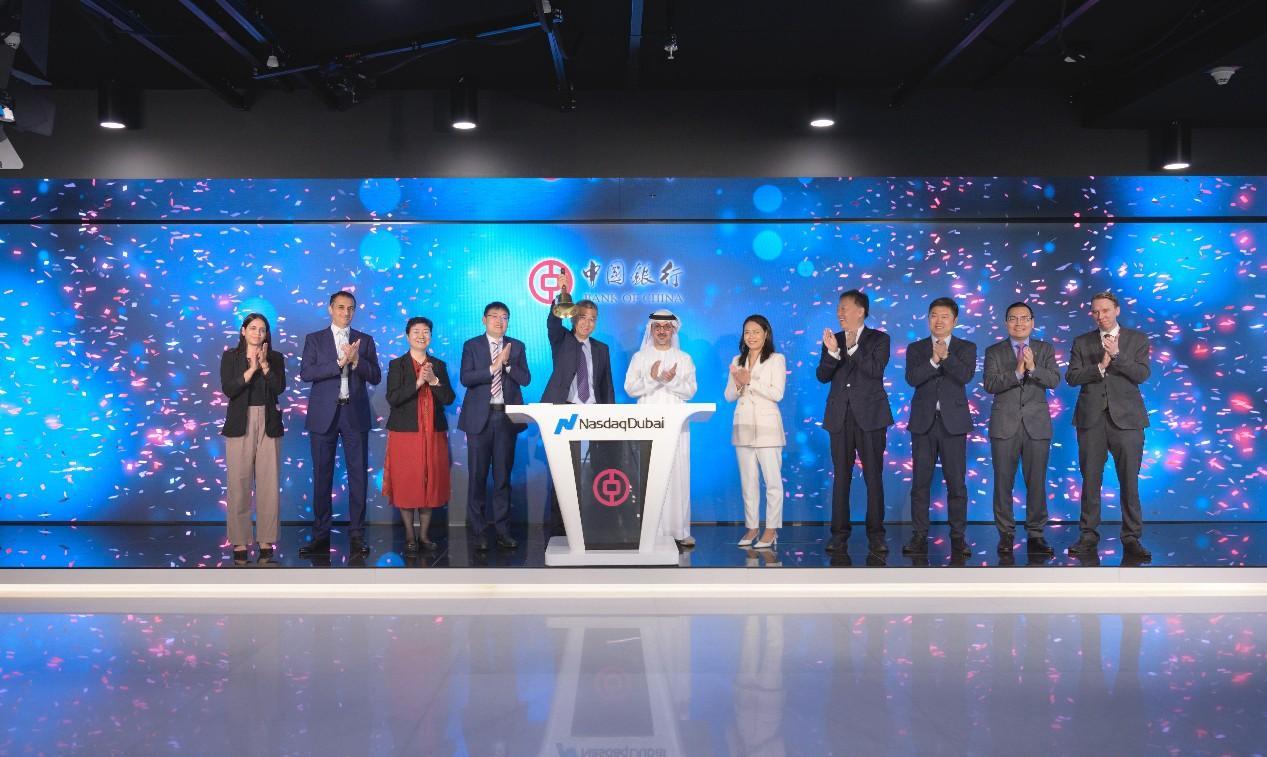 圖為中外嘉賓出席搖鈴儀式。迪拜納斯達(dá)克供圖
