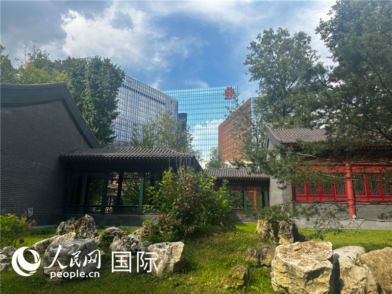 莫斯科中國(guó)貿(mào)易中心的中式園林“華銘園”一角。人民網(wǎng)記者 申佳平攝