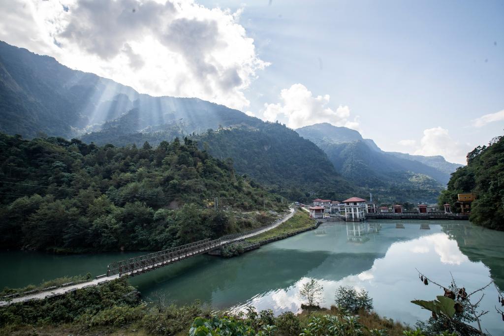 這是2022年11月8日拍攝的尼泊爾上馬相迪A水電站大壩。上馬相迪A水電站位于尼泊爾西部勒姆宗縣，2013年1月開工建設(shè)，2017年1月1日投入商業(yè)運(yùn)營。該水電站投入運(yùn)營以來，極大緩解了尼泊爾電力緊缺局面。新華社發(fā)（哈里·馬哈爾詹 攝）
