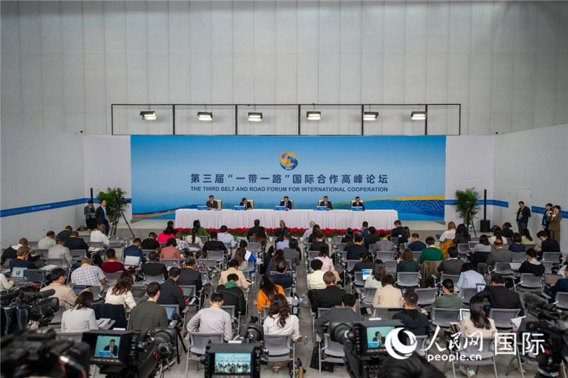 10月16日，第三屆“一帶一路”國際合作高峰論壇新聞中心在北京國家會議中心舉行首場吹風(fēng)會，邀請自然資源部國際合作司和相關(guān)單位負責(zé)人介紹有關(guān)情況，并回答記者提問。人民網(wǎng)記者 翁奇羽攝