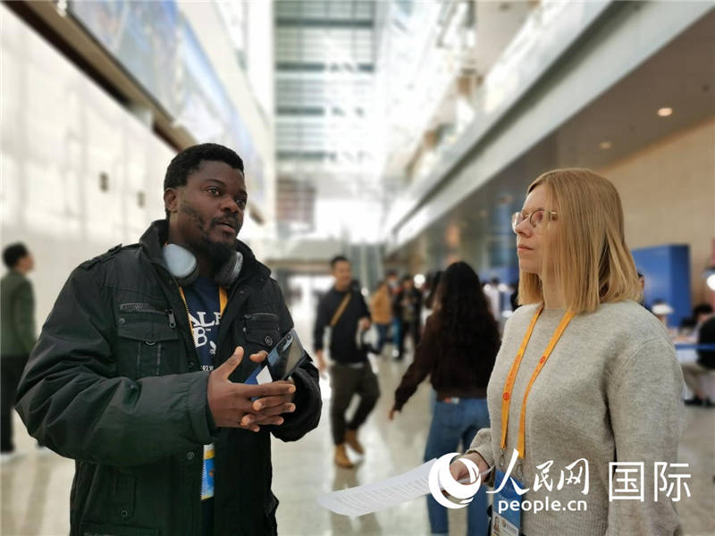 剛果（金）未來(lái)集團(tuán)廣播電視部記者雨果-恩澤扎接受人民網(wǎng)采訪。人民網(wǎng) 孫鴻宇攝