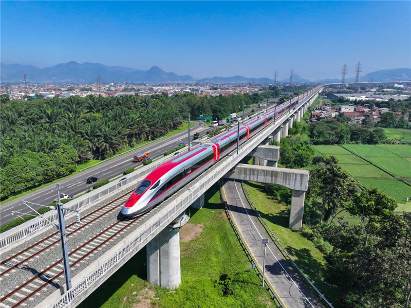 奔馳在雅萬(wàn)高鐵上的動(dòng)車組。中車青島四方機(jī)車車輛股份有限公司供圖