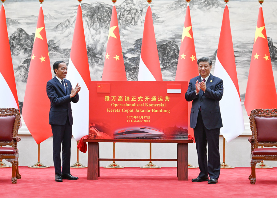 10月17日下午，國(guó)家主席習(xí)近平在北京人民大會(huì)堂同來(lái)華出席第三屆“一帶一路”國(guó)際合作高峰論壇并進(jìn)行國(guó)事訪問(wèn)的印度尼西亞總統(tǒng)佐科舉行會(huì)談。會(huì)談后，兩國(guó)元首共同為雅萬(wàn)高鐵正式開通運(yùn)營(yíng)揭幕。