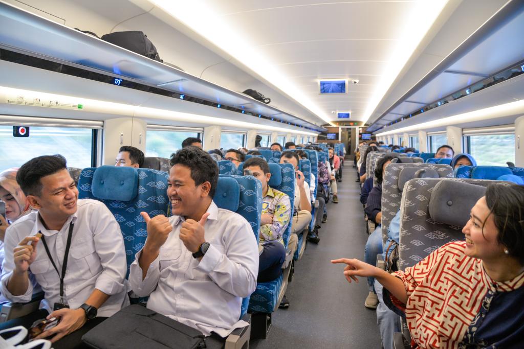 10月17日，乘客在行駛中的雅萬(wàn)高鐵高速動(dòng)車組列車車廂內(nèi)交談。