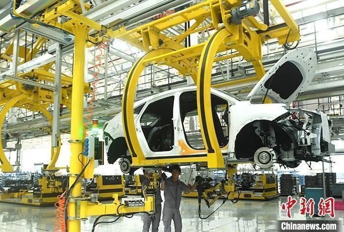 資料圖：汽車生產(chǎn)車間內(nèi)的工作人員正在組裝車輛。 <a target='_blank' href='/'><p  align=
