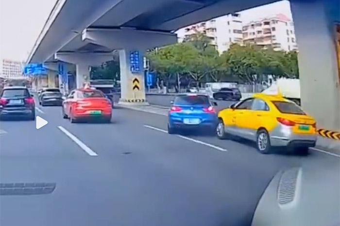 視頻截圖顯示，發(fā)生碰撞的剎那，出租車后方似乎確有車燈點亮。