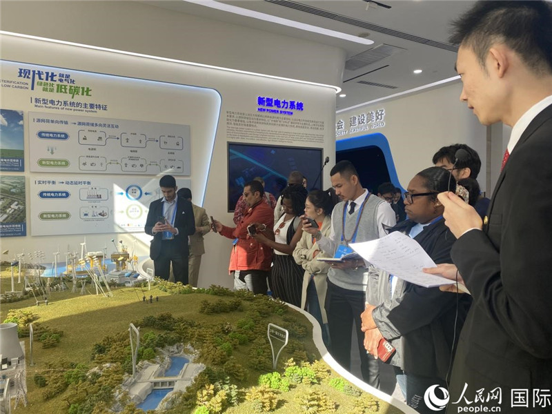 2023“一帶一路”媒體合作論壇聯(lián)合采訪團(tuán)參訪中國(guó)能建。人民網(wǎng)記者 于洋攝
