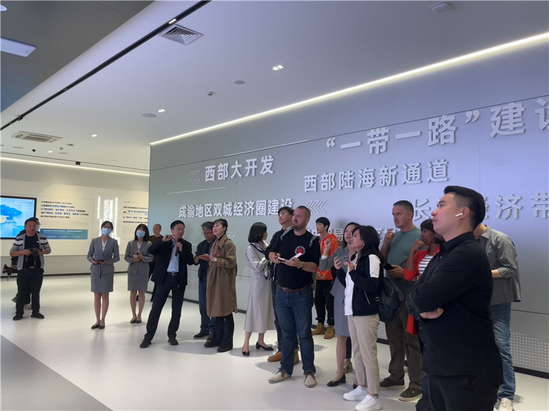 （成都國(guó)際鐵路港展廳，中外記者邊聽邊記，了解成都國(guó)際鐵路港運(yùn)行情況 趙橙涔攝