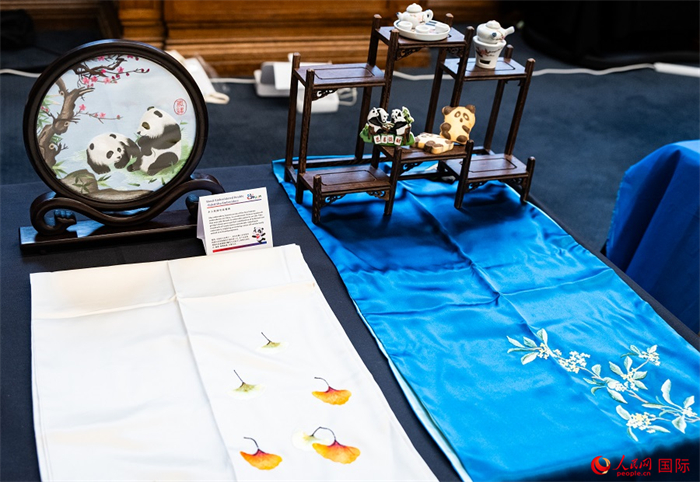 活動(dòng)現(xiàn)場(chǎng)的現(xiàn)場(chǎng)文創(chuàng)展、互動(dòng)體驗(yàn)區(qū)、非遺區(qū)展示。人民網(wǎng) 郭錦標(biāo)攝